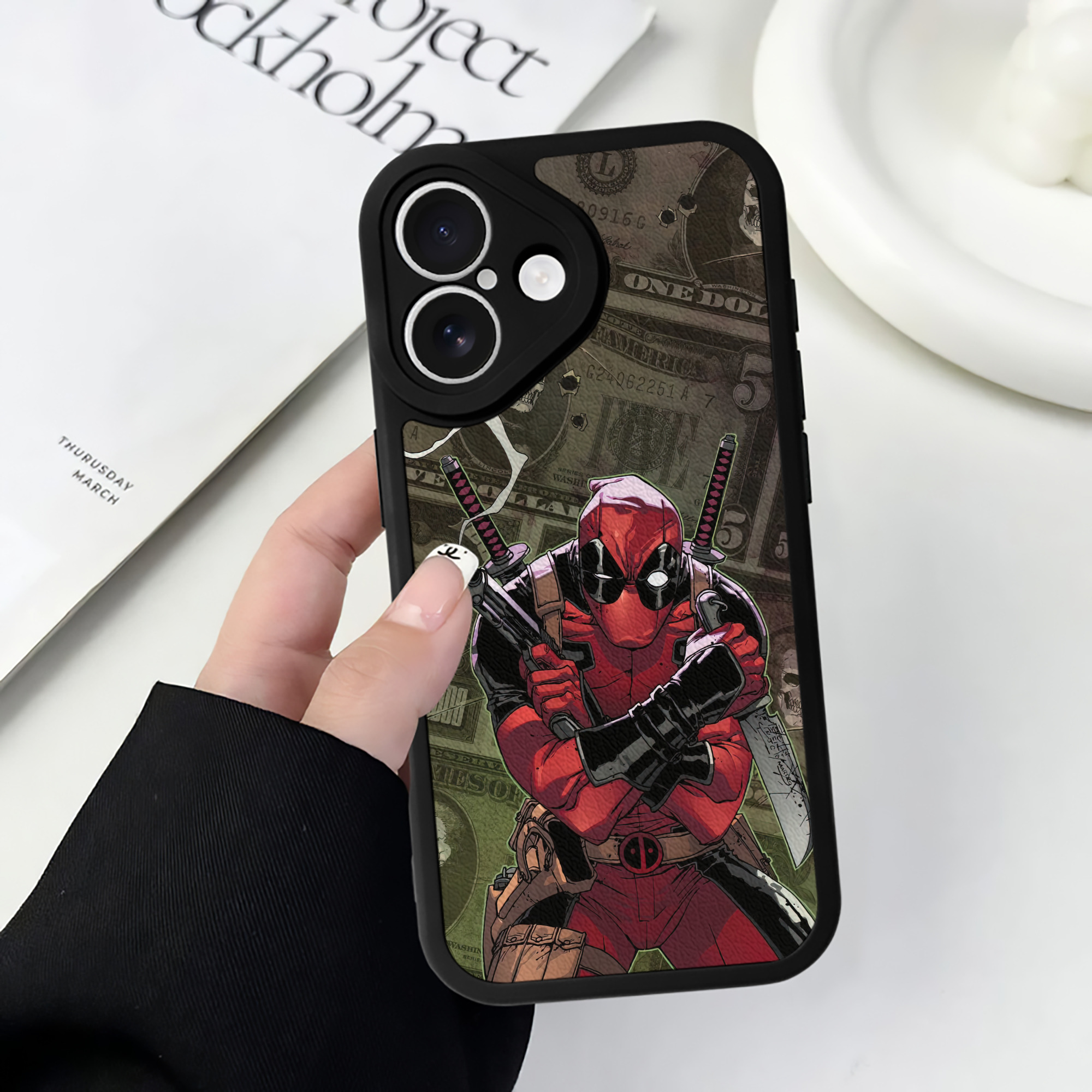 （画像用） Deadpool デッドプール 【iPhone 16シリーズ対応】シリコンスマホケース（レザー調） 材質：シリコン